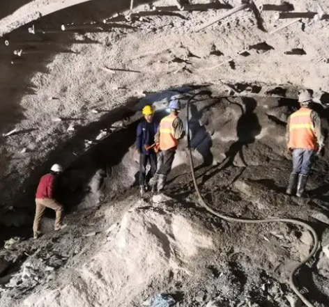 巫溪拱顶带模注浆料的施工流程及注意事项